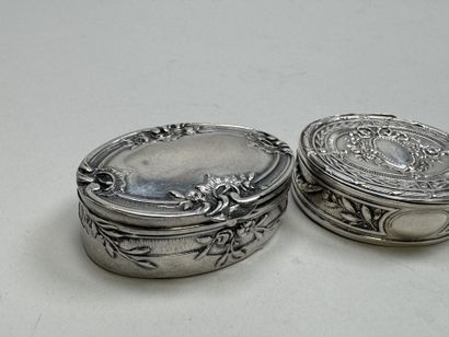 Deux petites boites piluliers en argent dont...