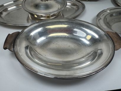 Lot en métal argenté :
- plat de forme ovale.
51...