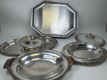 Lot en métal argenté :
- plat de forme ovale.
51...