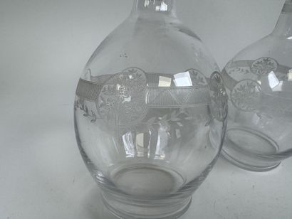 Deux carafes en verre à décor gravé de médaillons...