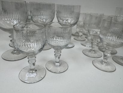 Divers verres en cristal et verre comprenant...