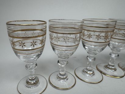 Série de 8 petits verres sur pied à liqueur...
