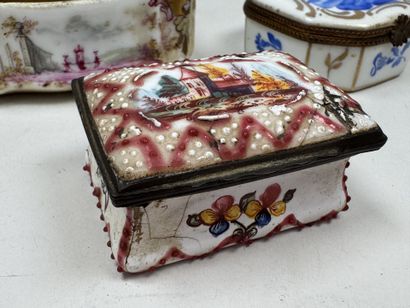 Trois petites boites piluliers en porcelaine...