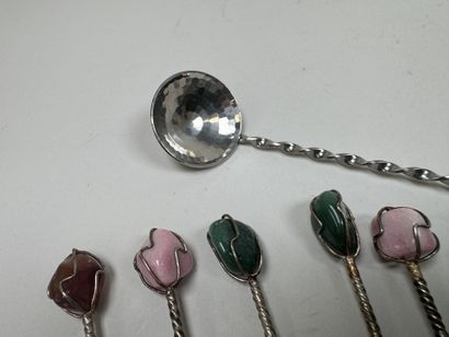 Six piques et une cuillère en métal et pierres...