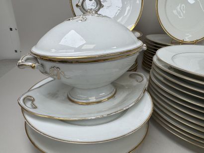 Deux parties de service en porcelaine blanche...