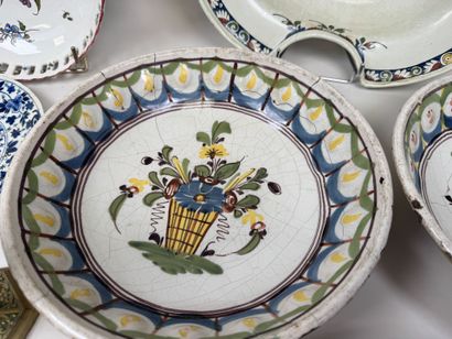 Lot en faïence polychrome comprenant :
-...