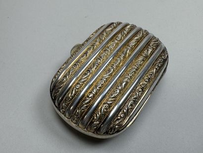 Petit porte-monnaie en argent à ciselé d'un...