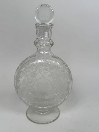 BACCARAT.
Carafon en cristal à décor gravé...
