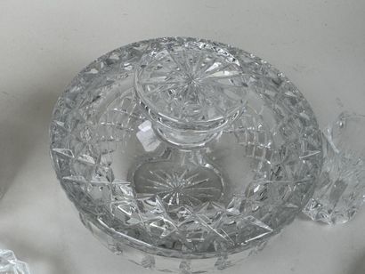 Grande bonbonnière en cristal taillé à décor...