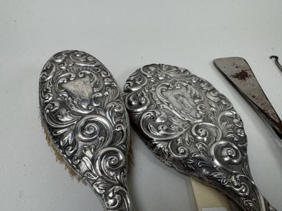 Garniture de toilette en argent repoussé...
