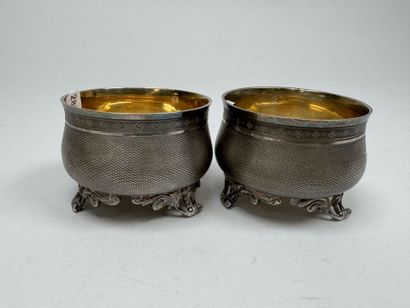 Paire de salerons tripode en argent et vermeil...