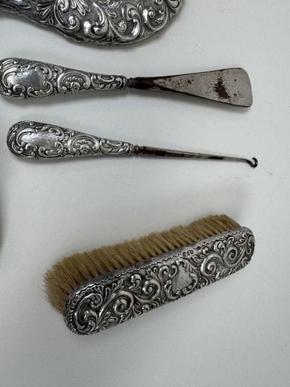 Garniture de toilette en argent repoussé...