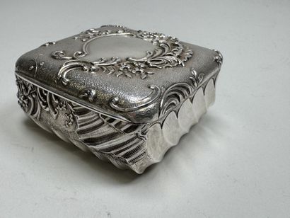 Petite boite en argent à décor en repoussé...
