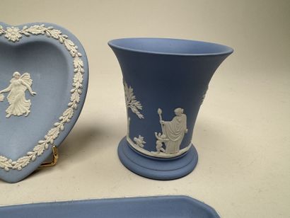 WEDGWOOD.
3 pièces de forme en porcelaine...