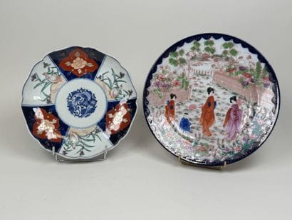 CHINE, XXe.
Deux assiettes en porcelaine...