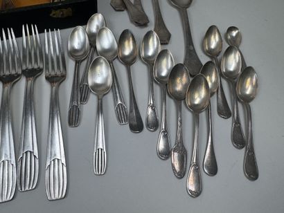 Diverses parties de ménagères en métal argenté...