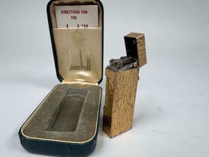 DUNHILL.
Gold-plated metal pocket lighter.
1...