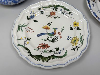 GIEN.
Lot en faïence polychrome comprenant...