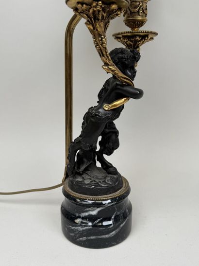 École, XXe.
Pied de lampe en bronze à deux...