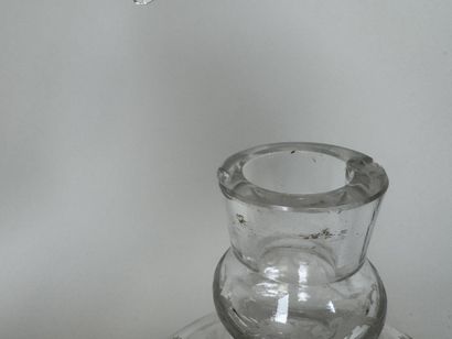 BACCARAT.
Carafon en cristal à décor gravé...