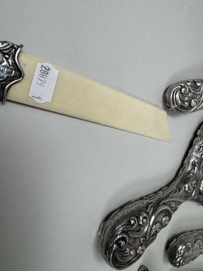 Garniture de toilette en argent repoussé...