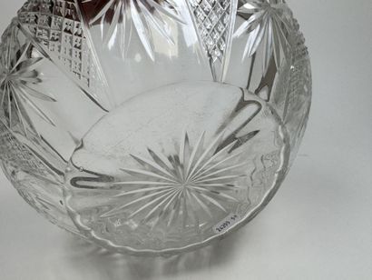 Circular crystal bowl with diamond-point...