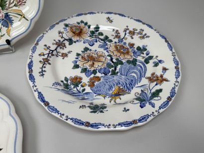 GIEN.
Lot en faïence polychrome comprenant...
