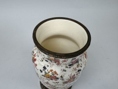 SARREGUEMINES (?).
Fine earthenware vase...