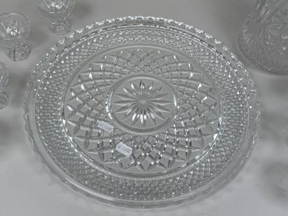 Partie de service à liqueur en verre moulé...