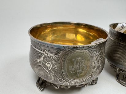 Paire de salerons tripode en argent et vermeil...
