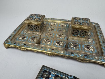 Nécessaire de bureau en bronze doré à décor...