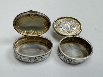 Deux petites boites piluliers en argent dont...