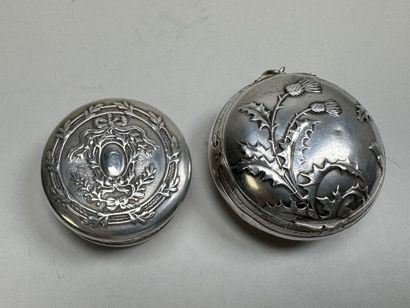 Deux petites boites pendentifs piluliers...