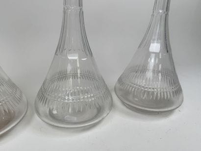 Série de 3 carafes en cristal à décor de...