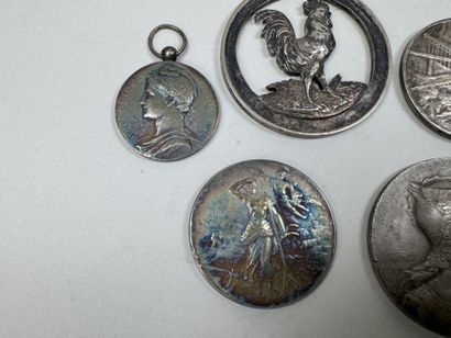 6 médailles dont 2 en pendentifs en argent,...