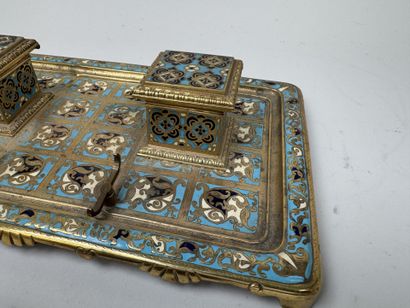 Nécessaire de bureau en bronze doré à décor...