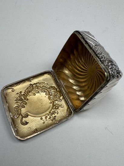 Petite boite en argent à décor en repoussé...