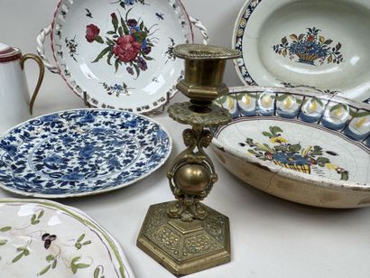 Lot en faïence polychrome comprenant :
-...