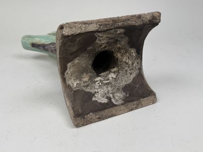 Tuile faitière en céramique à décor émaillé...
