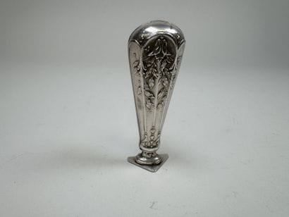Sceau à cacheter en argent repoussé à décor...