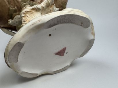ROYAL DUX BOHEMIA.
Grande coupe en porcelaine...