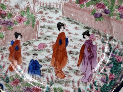 CHINE, XXe.
Deux assiettes en porcelaine...