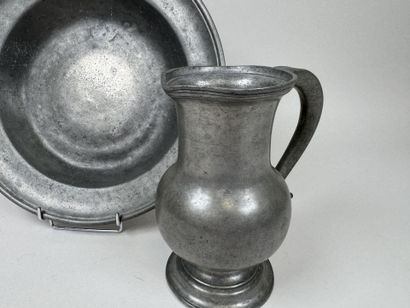 Grande plat creux et pichet en étain.
D....