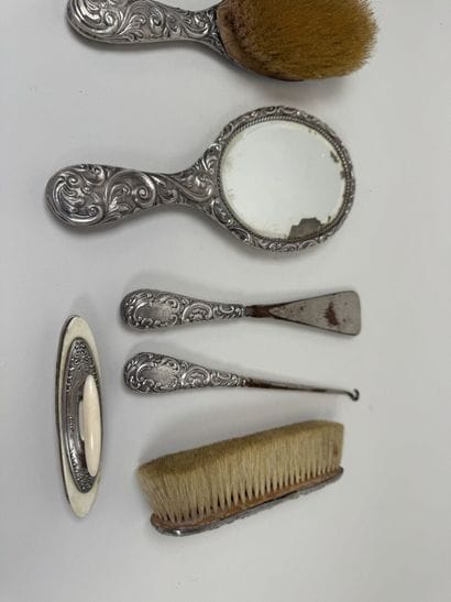 Garniture de toilette en argent repoussé...
