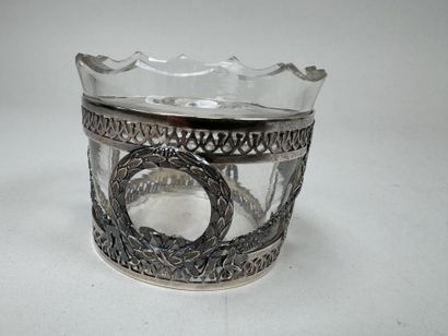 Encrier en verre moulé, la monture en argent...