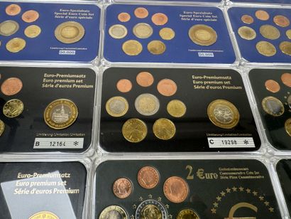 12 coffrets numismatique de pièces en Euro...