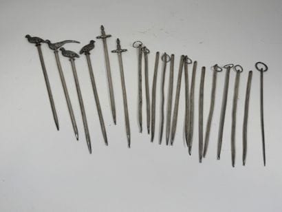 WISKEMANNE.
20 silver-plated skewers, including...