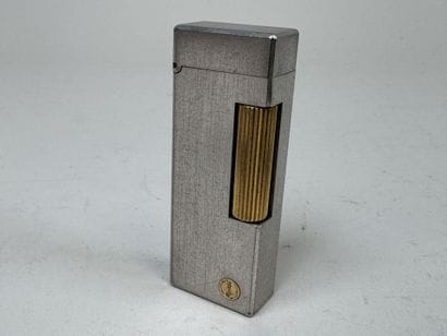 DUNHILL.
Briquet de poche en métal brossé...