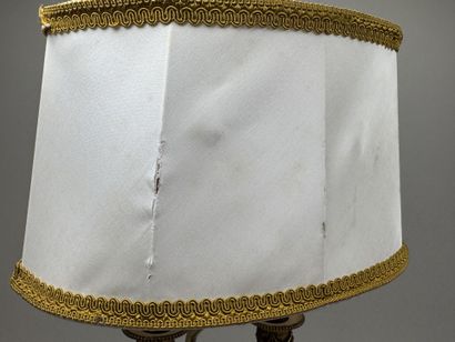 École, XXe.
Pied de lampe en bronze à deux...