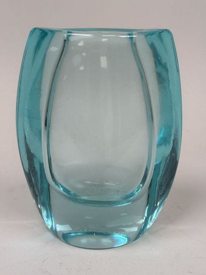 DAUM.
Vase en cristal teinté bleu.
Estampillé.
H....